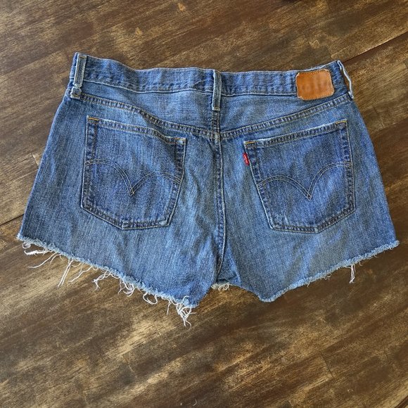 LEVI'S Medium Wash Button Fly 501 High Rise Shorts 31 - Picture 1 of 7